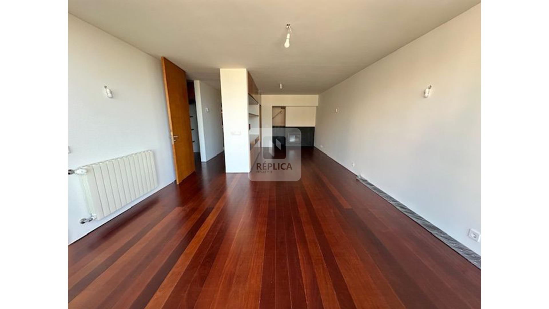 Apartamento T3+1 Duplex com Vistas de Mar na Foz do Douro