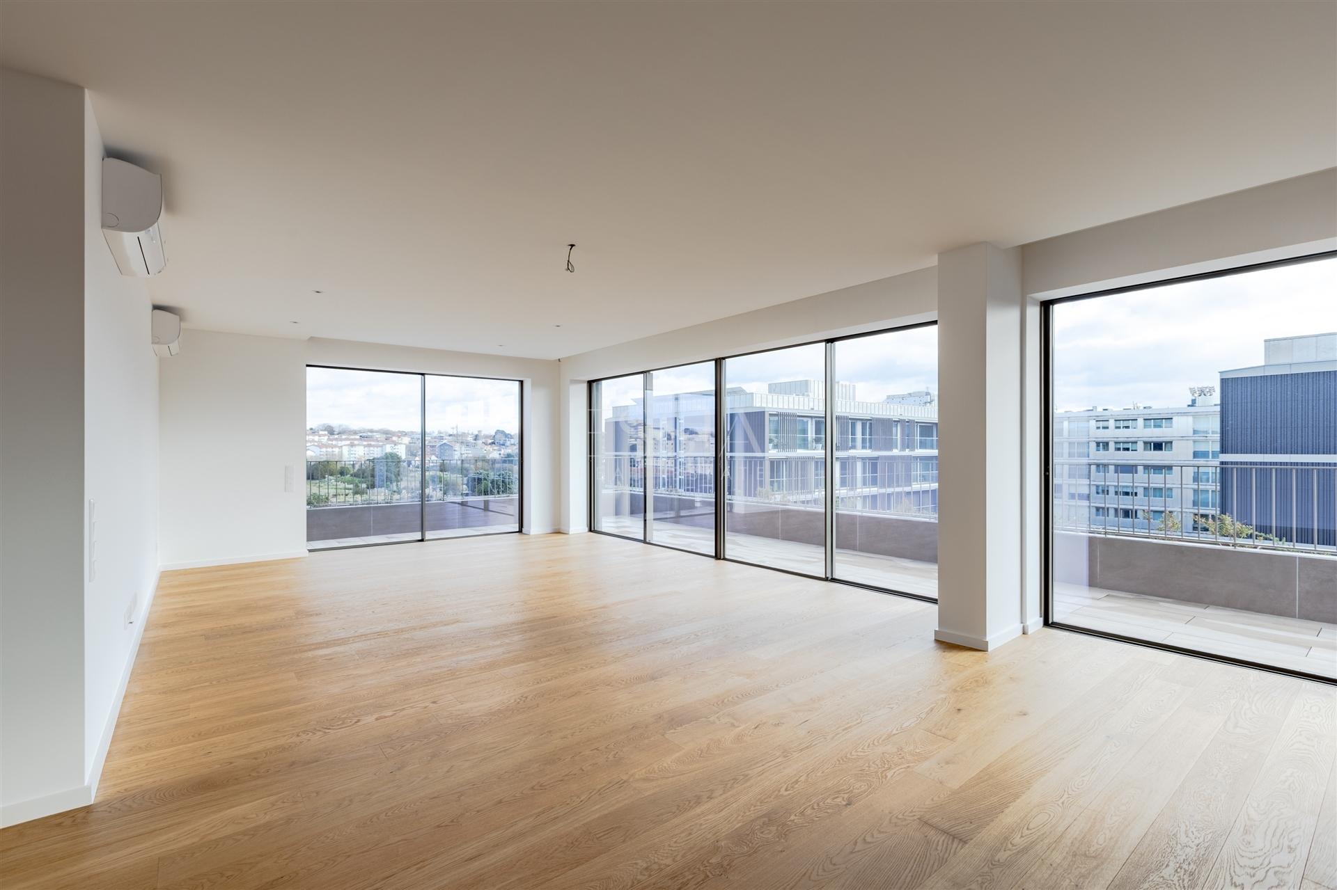 Penthouse T4 de 3 frentes e Varandas de 45 m2 em Matosinhos Sul