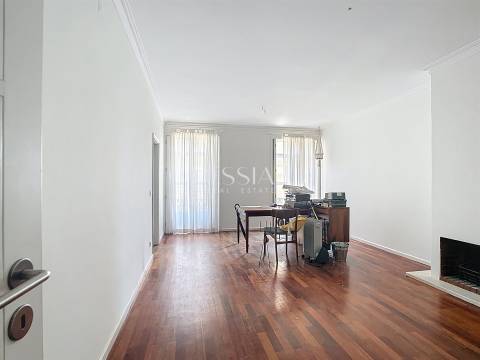 Apartamento T2 para Arrendamento na Foz do Douro, com Garagem