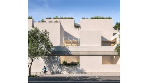 T4 com Pátios Privados no Condomínio Brito Capelo 1023