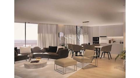 Apartamento T3 com Terraço e Varanda em Miramar