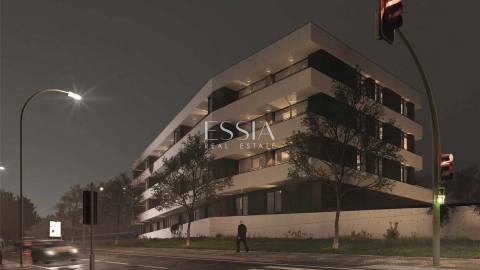 T4 com Duas Varandas e Estacionamento em Miramar