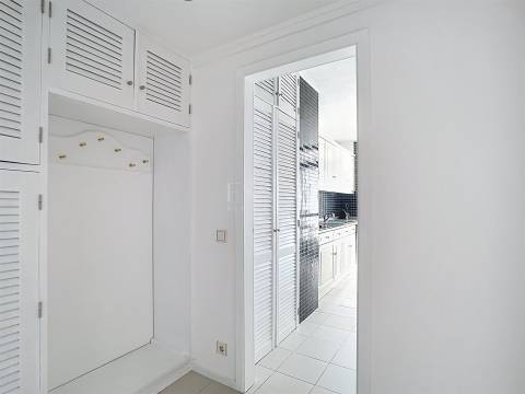 Apartamento T2 Mobilado com Varanda e Garagem no Campo Alegre