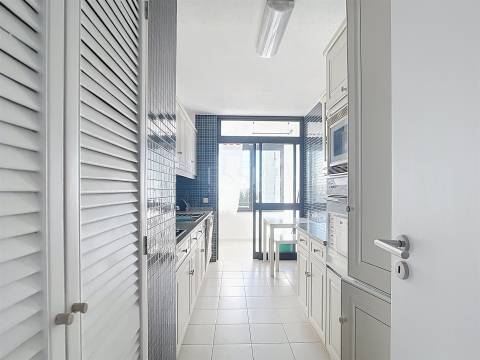 Apartamento T2 Mobilado com Varanda e Garagem no Campo Alegre