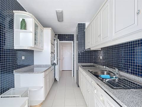 Apartamento T2 Mobilado com Varanda e Garagem no Campo Alegre