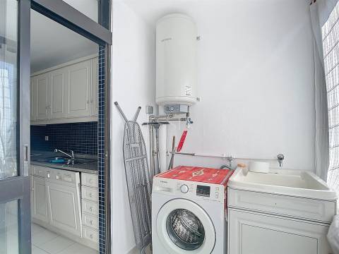 Apartamento T2 Mobilado com Varanda e Garagem no Campo Alegre