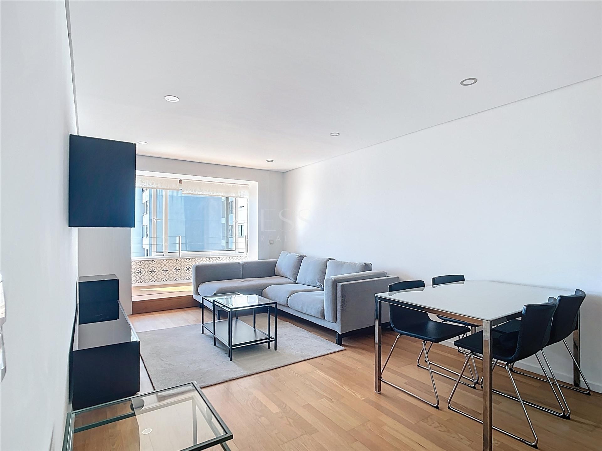 Apartamento T2 Mobilado com Varanda e Garagem no Campo Alegre