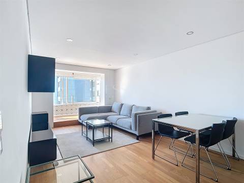 Apartamento T2 Mobilado com Varanda e Garagem no Campo Alegre