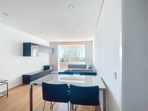 Apartamento T2 Mobilado com Varanda e Garagem no Campo Alegre