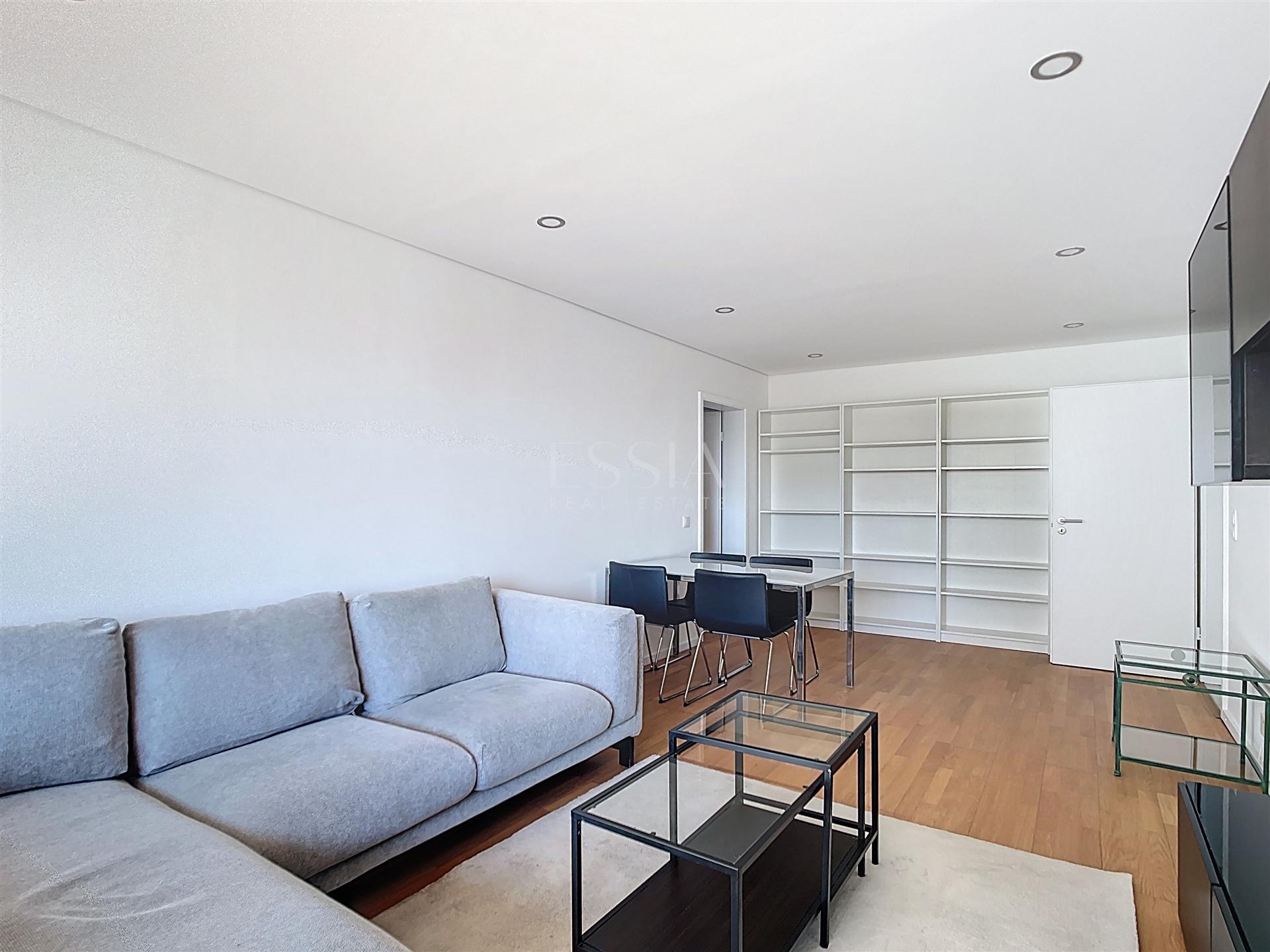 Apartamento T2 Mobilado com Varanda e Garagem no Campo Alegre