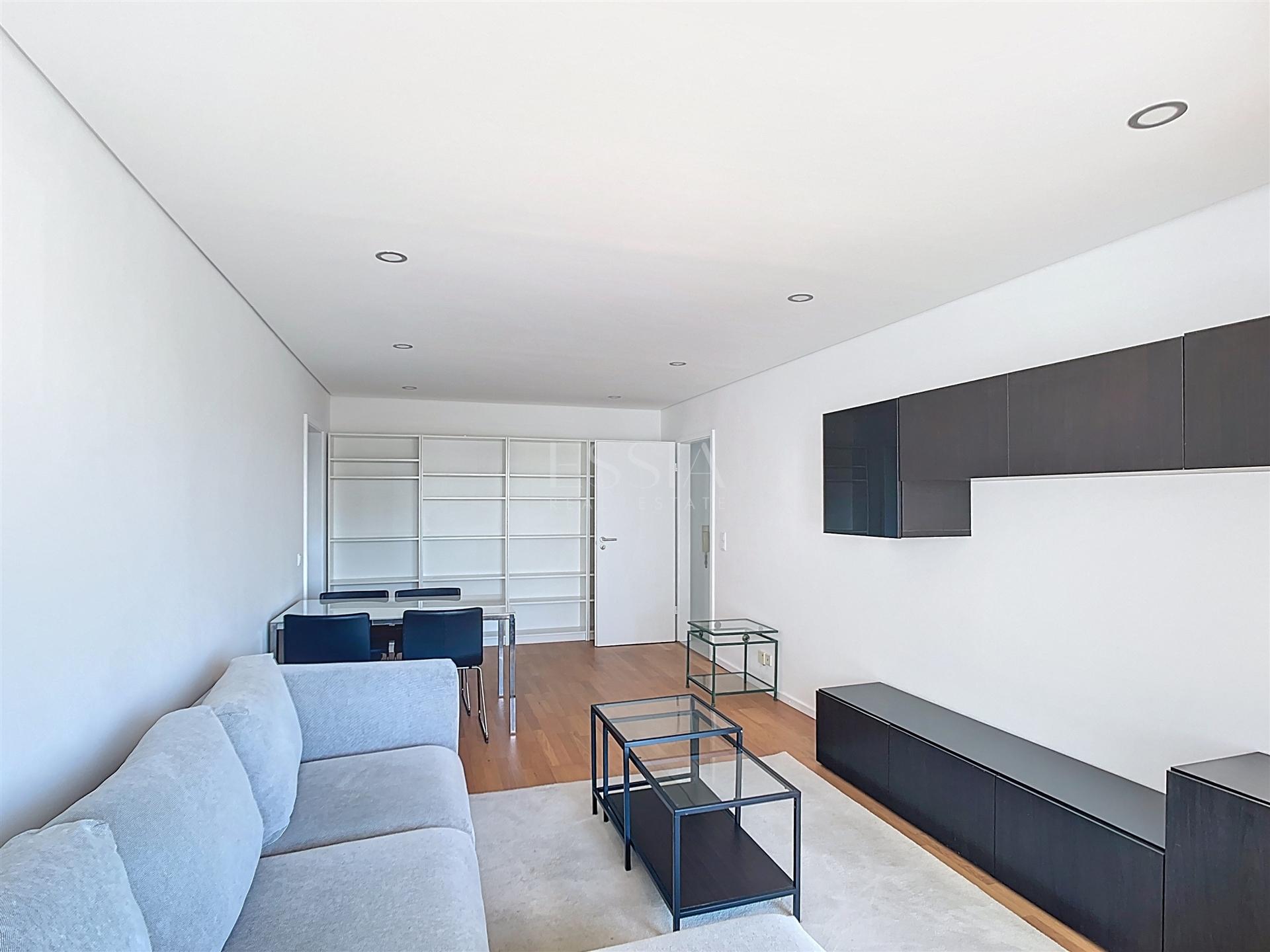 Apartamento T2 Mobilado com Varanda e Garagem no Campo Alegre