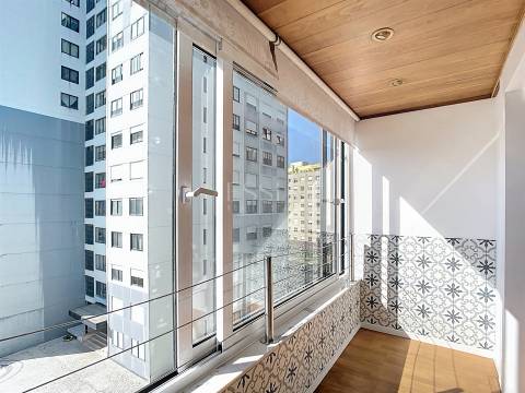 Apartamento T2 Mobilado com Varanda e Garagem no Campo Alegre