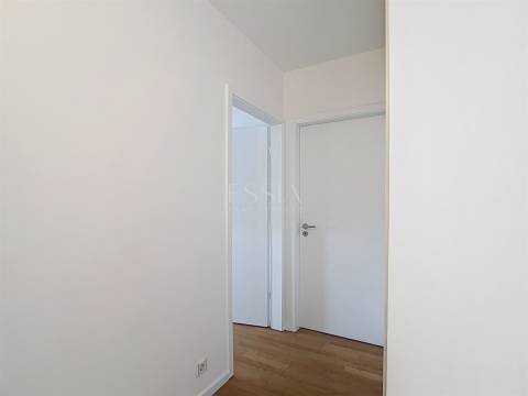 Apartamento T2 Mobilado com Varanda e Garagem no Campo Alegre