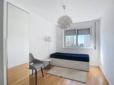 Apartamento T2 Mobilado com Varanda e Garagem no Campo Alegre