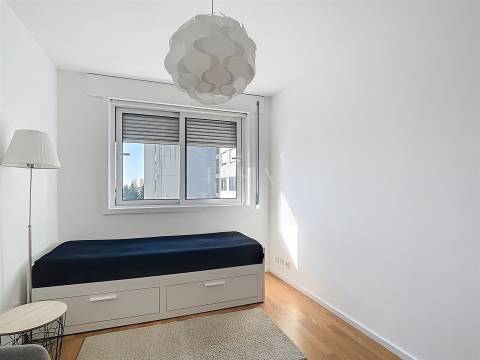 Apartamento T2 Mobilado com Varanda e Garagem no Campo Alegre