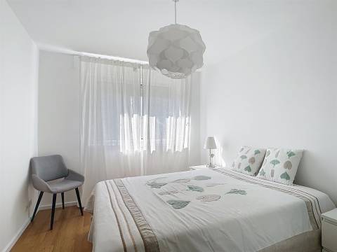 Apartamento T2 Mobilado com Varanda e Garagem no Campo Alegre