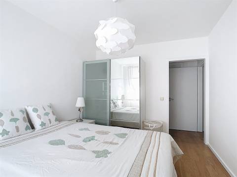 Apartamento T2 Mobilado com Varanda e Garagem no Campo Alegre