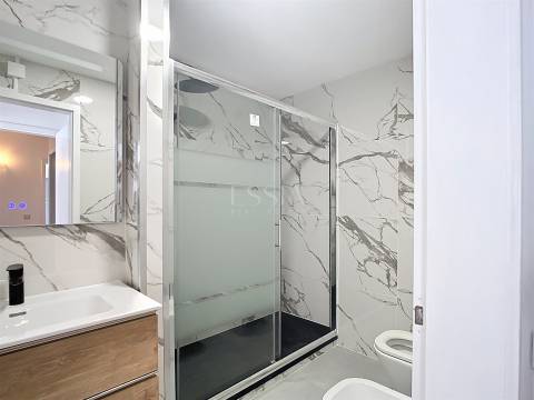 Apartamento T2 Mobilado com Varanda e Garagem no Campo Alegre