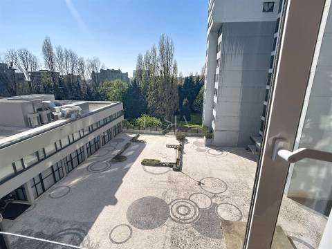 Apartamento T2 Mobilado com Varanda e Garagem no Campo Alegre