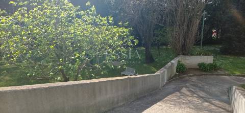 Apartamento T2 Mobilado com Varanda e Garagem no Campo Alegre