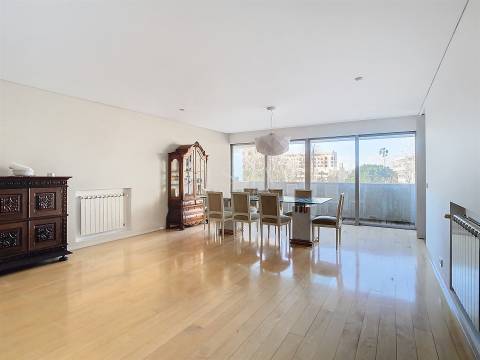 Apartamento T3 Mobilado com Varanda no Pinheiro Manso