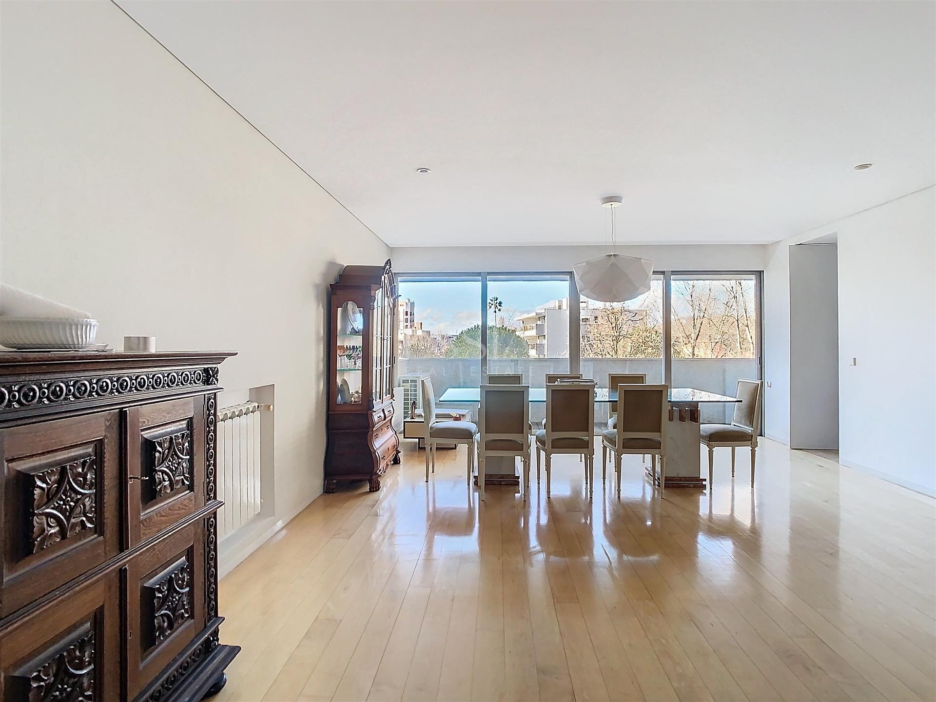 Apartamento T3 Mobilado com Varanda no Pinheiro Manso