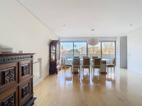 Apartamento T3 Mobilado com Varanda no Pinheiro Manso