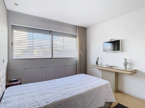 Apartamento T3 Mobilado com Varanda no Pinheiro Manso