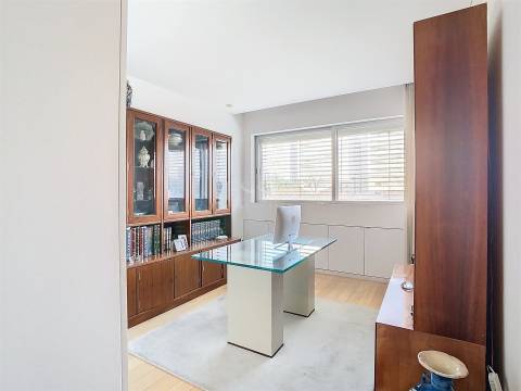 Apartamento T3 Mobilado com Varanda no Pinheiro Manso