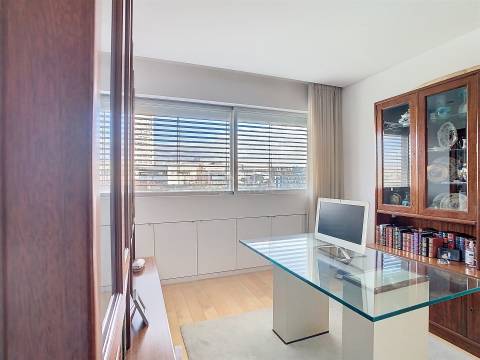 Apartamento T3 Mobilado com Varanda no Pinheiro Manso