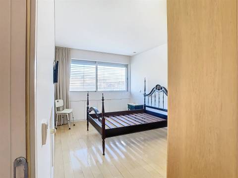 Apartamento T3 Mobilado com Varanda no Pinheiro Manso