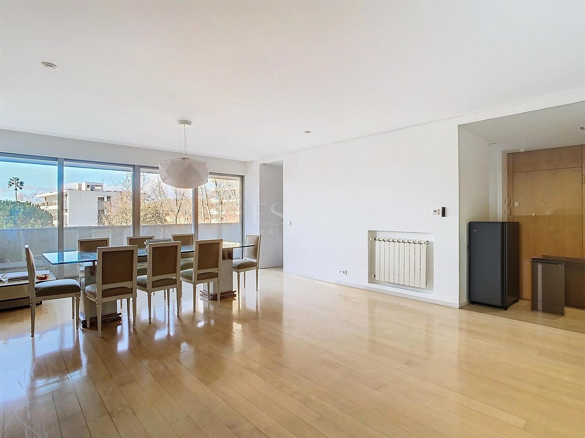 Apartamento T3 Mobilado com Varanda no Pinheiro Manso