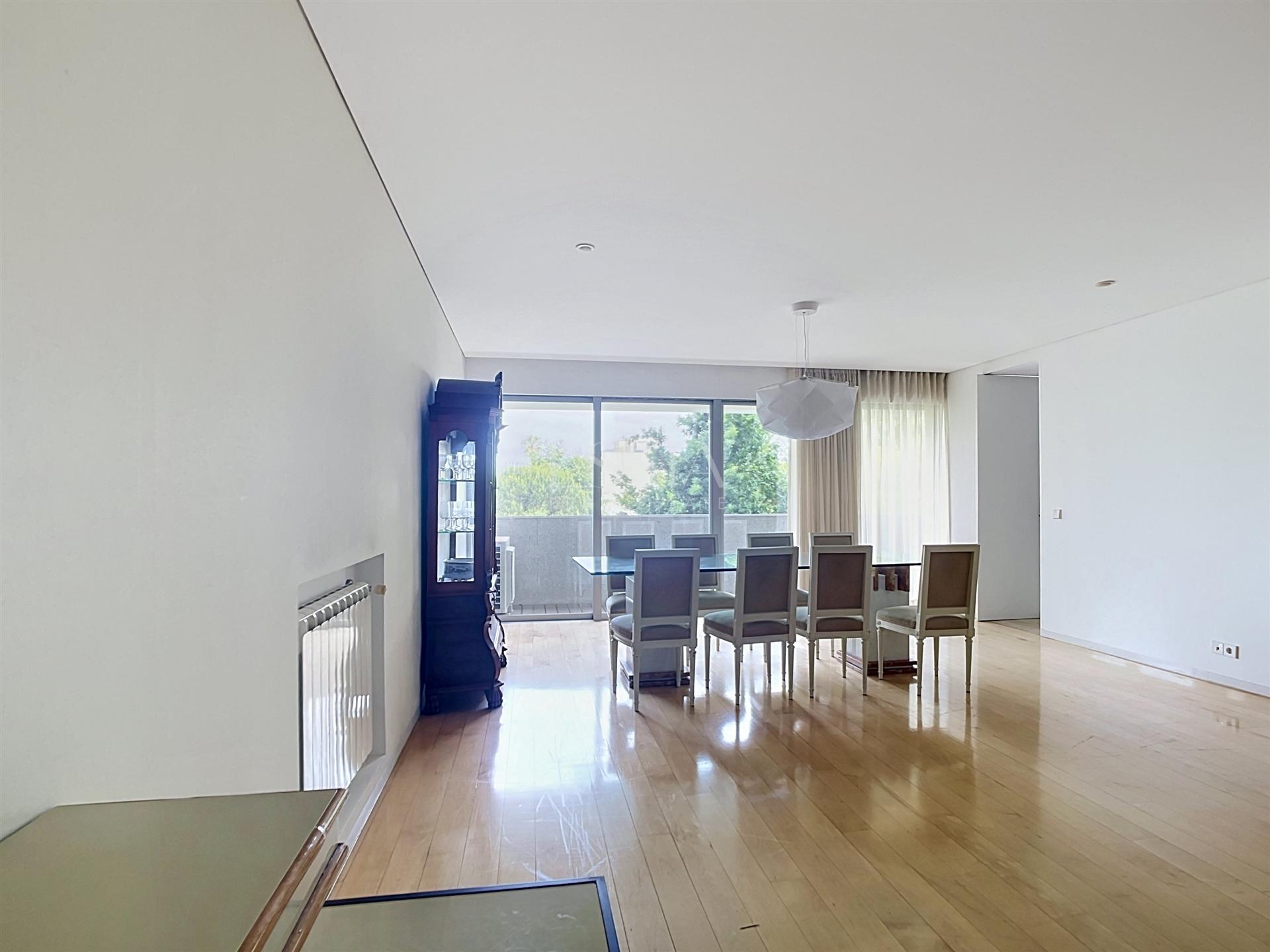 Apartamento T3 Mobilado com Varanda no Pinheiro Manso