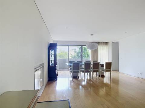 Apartamento T3 Mobilado com Varanda no Pinheiro Manso