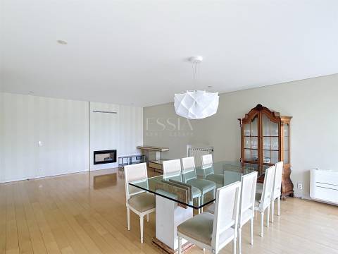 Apartamento T3 Mobilado com Varanda no Pinheiro Manso