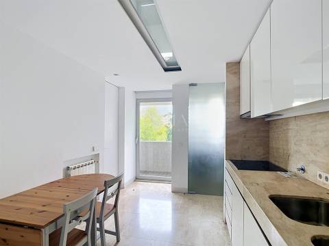 Apartamento T3 Mobilado com Varanda no Pinheiro Manso