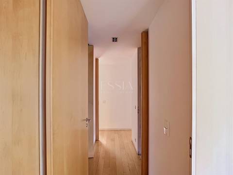 Apartamento T3 Mobilado com Varanda no Pinheiro Manso