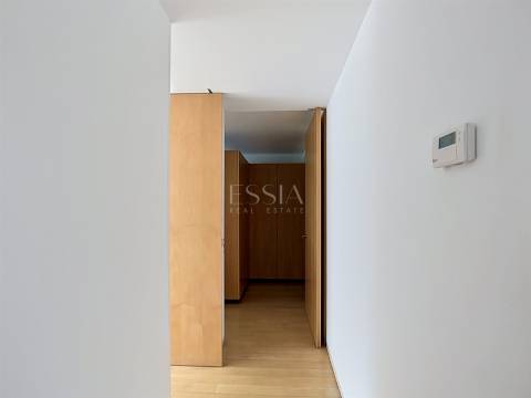 Apartamento T3 Mobilado com Varanda no Pinheiro Manso