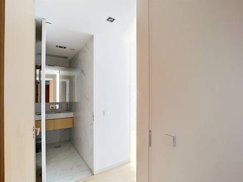 Apartamento T3 Mobilado com Varanda no Pinheiro Manso