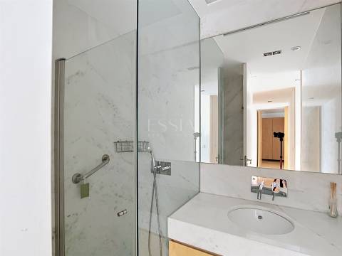 Apartamento T3 Mobilado com Varanda no Pinheiro Manso