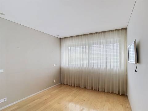 Apartamento T3 Mobilado com Varanda no Pinheiro Manso