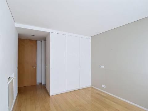 Apartamento T3 Mobilado com Varanda no Pinheiro Manso
