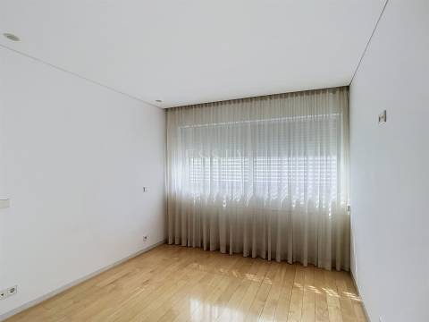 Apartamento T3 Mobilado com Varanda no Pinheiro Manso