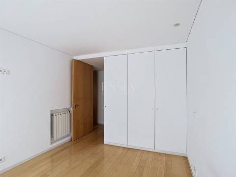 Apartamento T3 Mobilado com Varanda no Pinheiro Manso