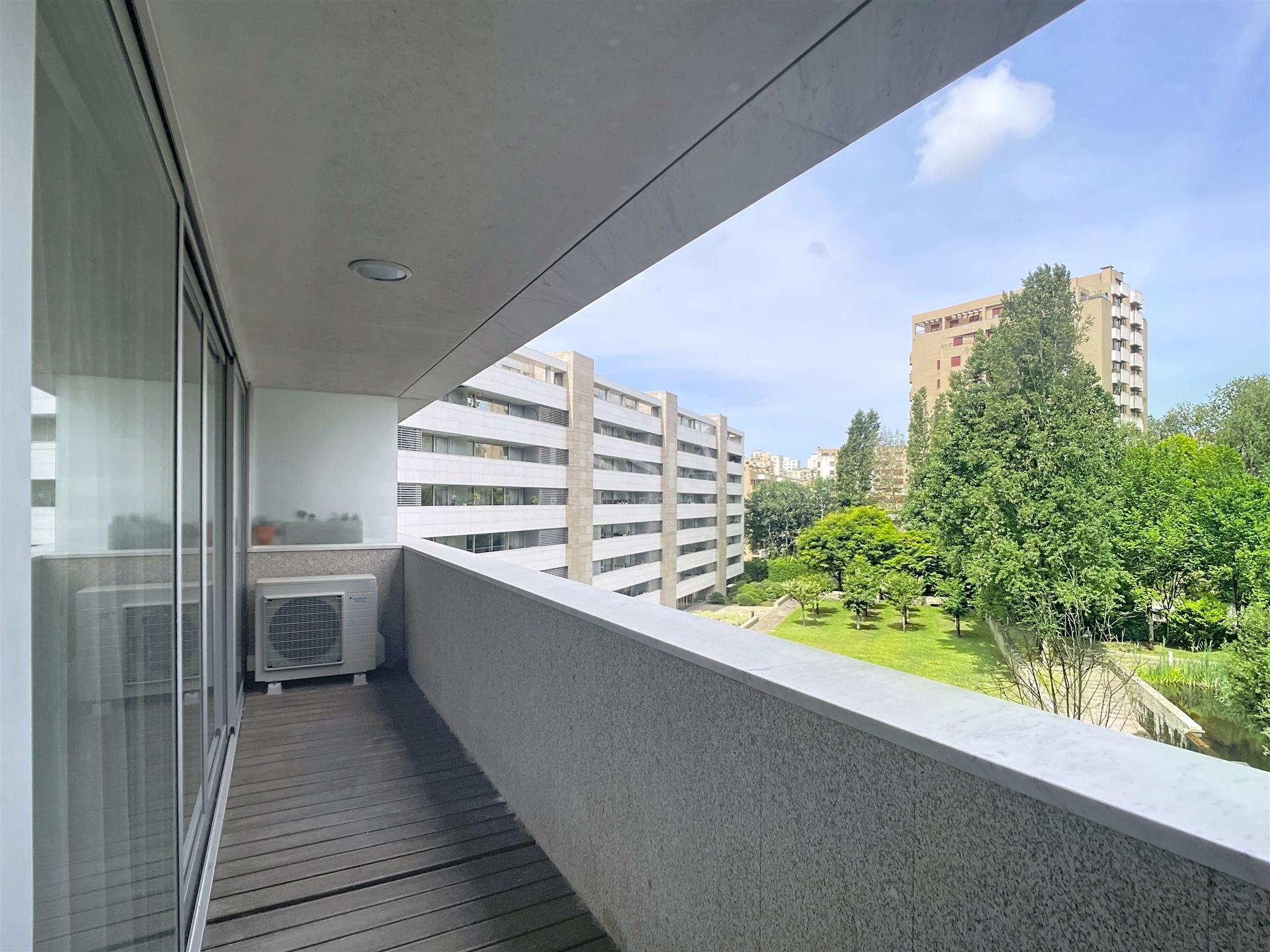 Apartamento T3 Mobilado com Varanda no Pinheiro Manso