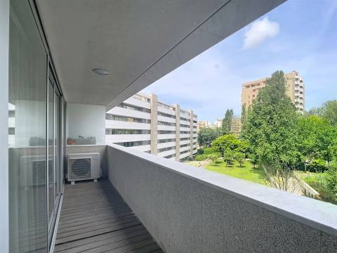 Apartamento T3 Mobilado com Varanda no Pinheiro Manso