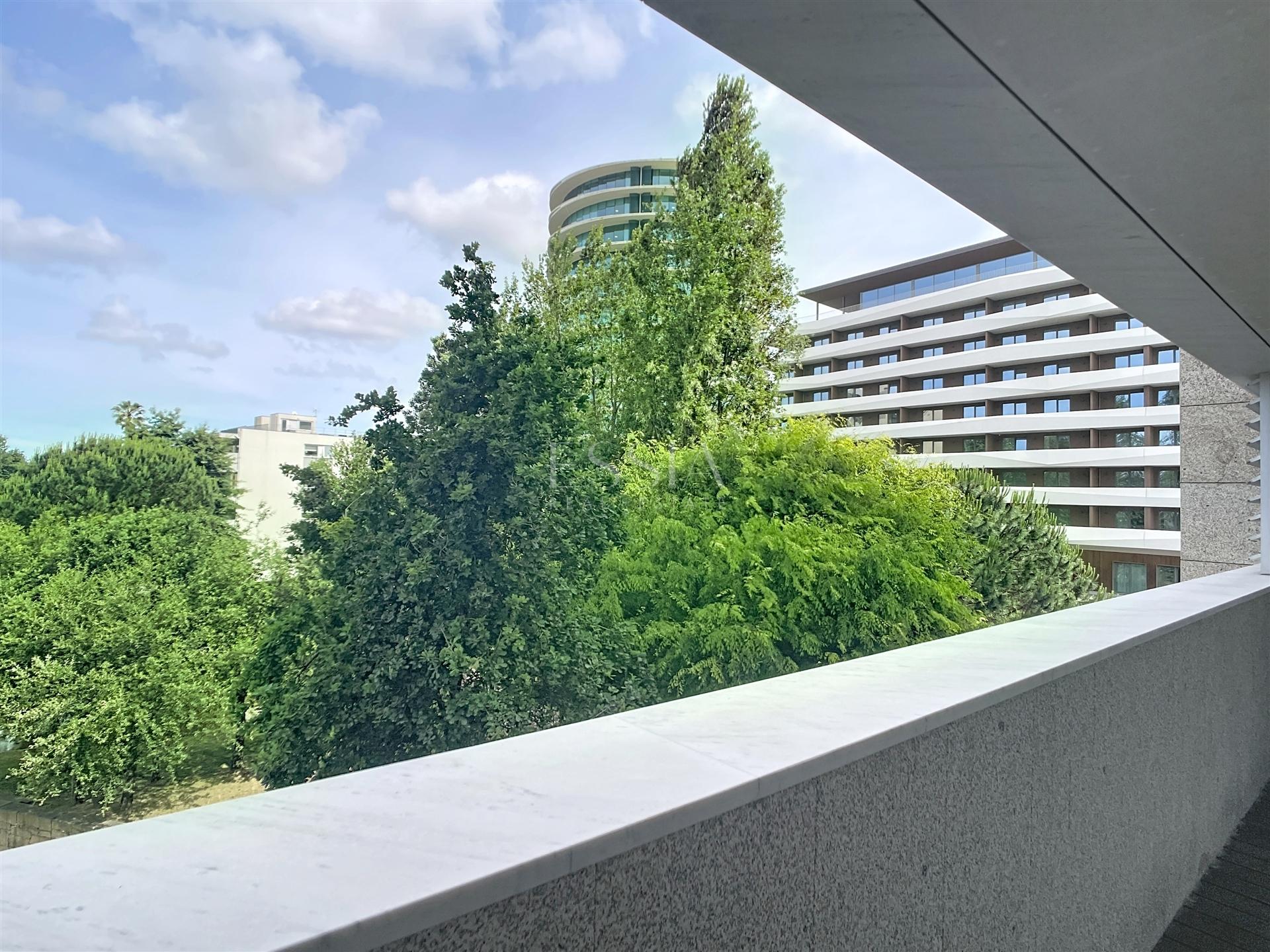 Apartamento T3 Mobilado com Varanda no Pinheiro Manso