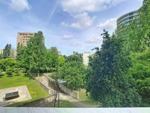Apartamento T3 Mobilado com Varanda no Pinheiro Manso