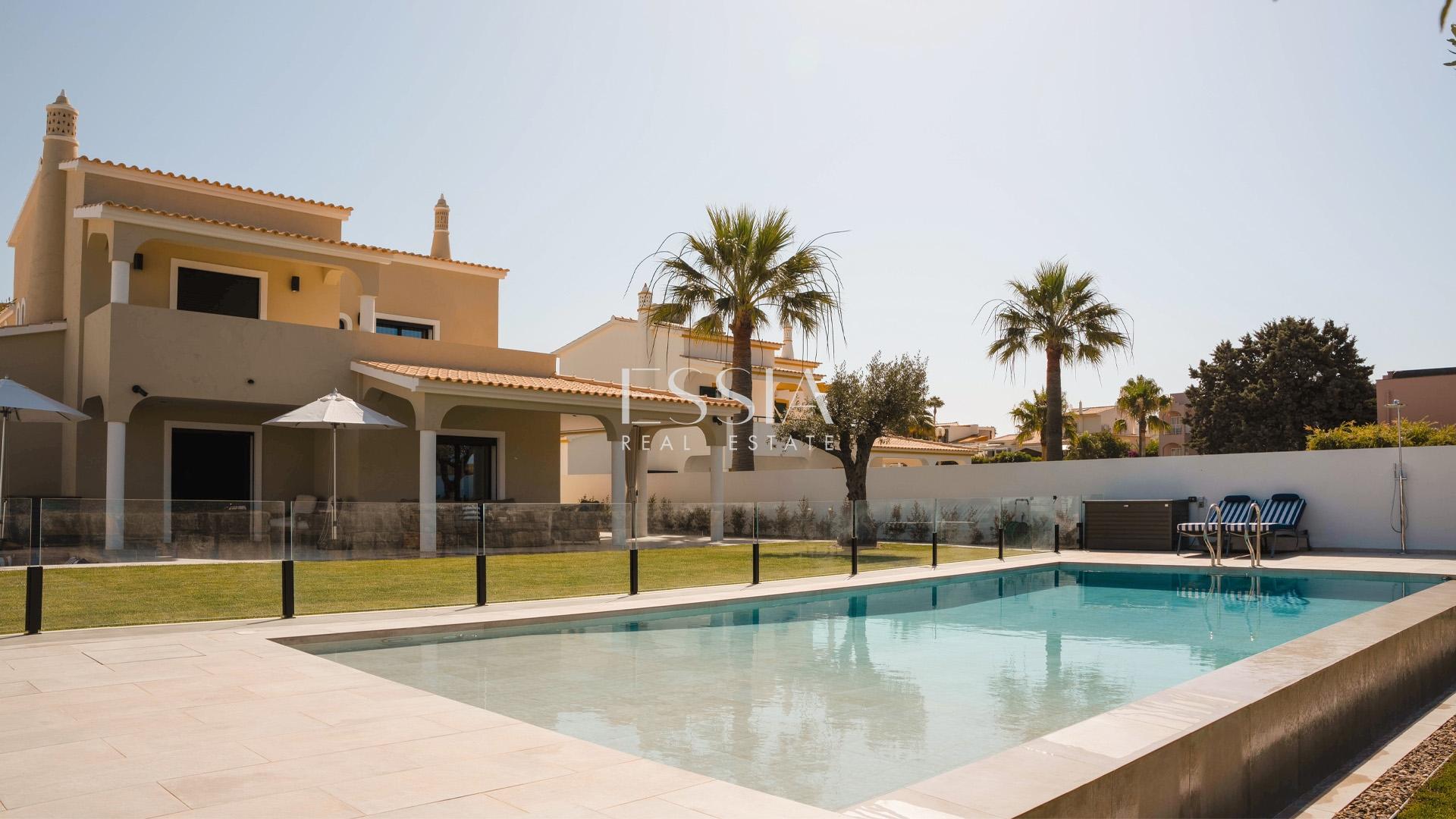 Moradia T5 na Galé, Algarve, em Primeira Linha de Mar