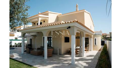 Moradia T5 na Galé, Algarve, em Primeira Linha de Mar